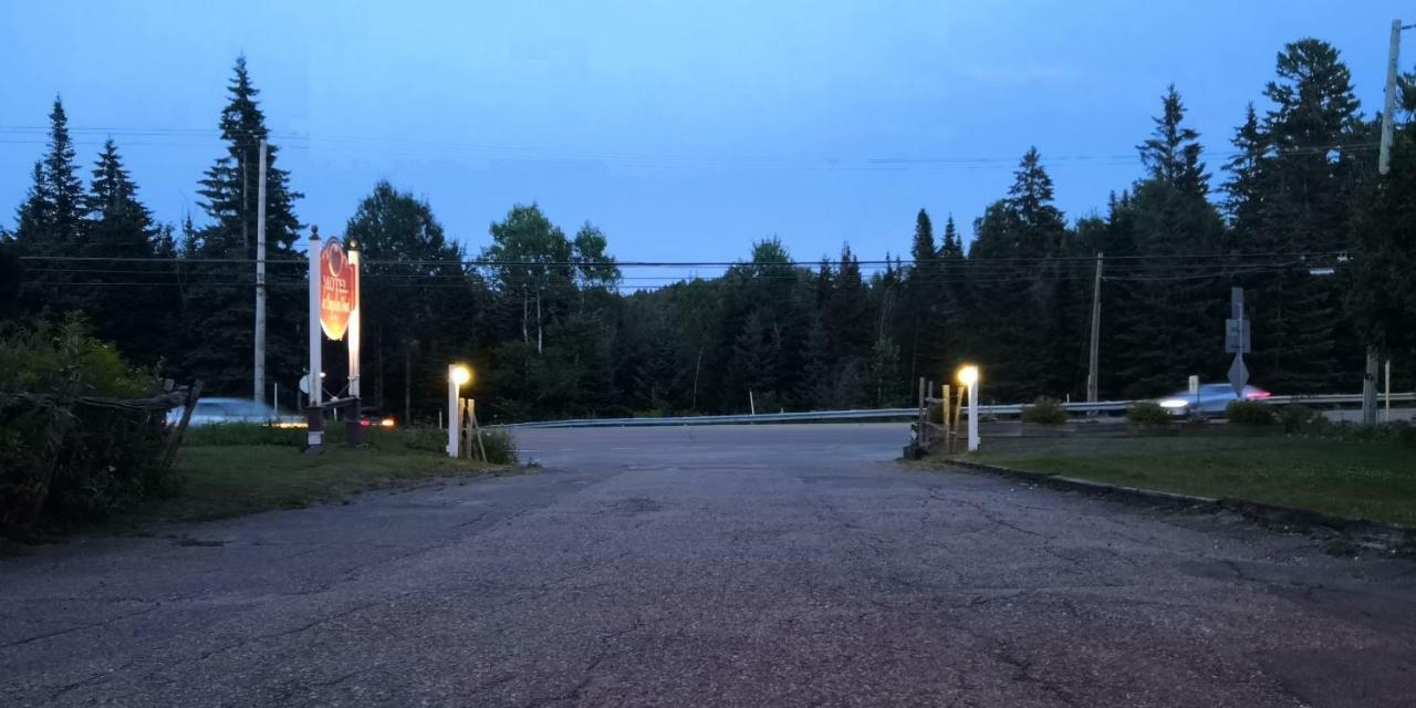 Motel Des Pays D'En Haut Val-David Zewnętrze zdjęcie